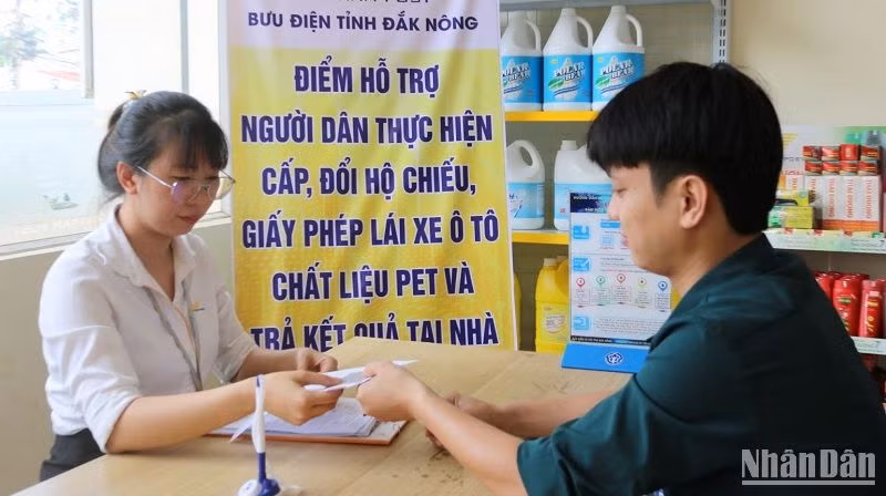 Bưu điện Đắk Nông tổ chức trao giấy phép lái xe cho khách hàng thực hiện dịch vụ hỗ trợ trực tuyến trên cổng DVCQG. Bưu điện Đắk Nông tổ chức trao giấy phép lái xe cho khách hàng thực hiện dịch vụ hỗ trợ trực tuyến trên cổng DVCQG.