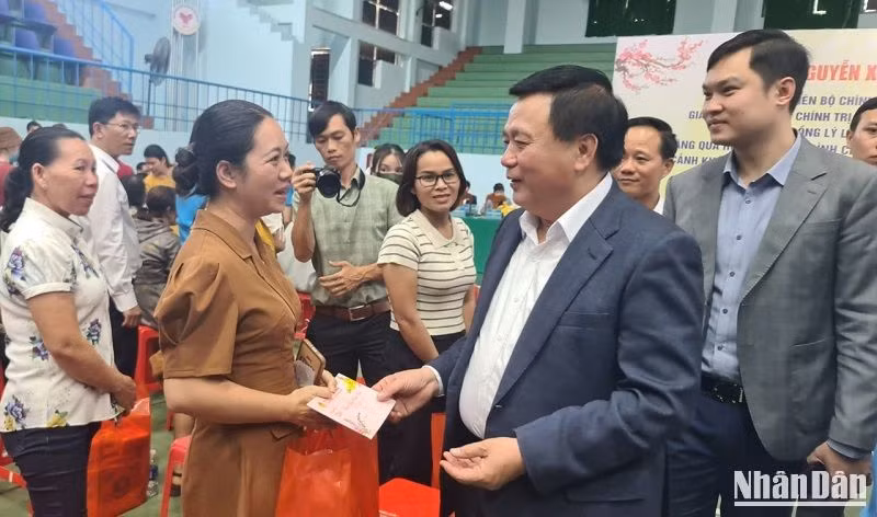 Đồng chí Nguyễn Xuân Thắng, Ủy viên Bộ Chính trị, Giám đốc Học viện chính trị quốc gia Hồ Chí Minh, Chủ tịch Hội đồng Lý luận Trung ương thăm, tặng 400 suất quà và 2 căn nhà đại đoàn kết trị giá 500 triệu đồng cho hộ nghèo, gia đình chính sách và công nhân lao động có hoàn cảnh khó khăn tại thành phố Gia Nghĩa, tỉnh Đắk Nông.