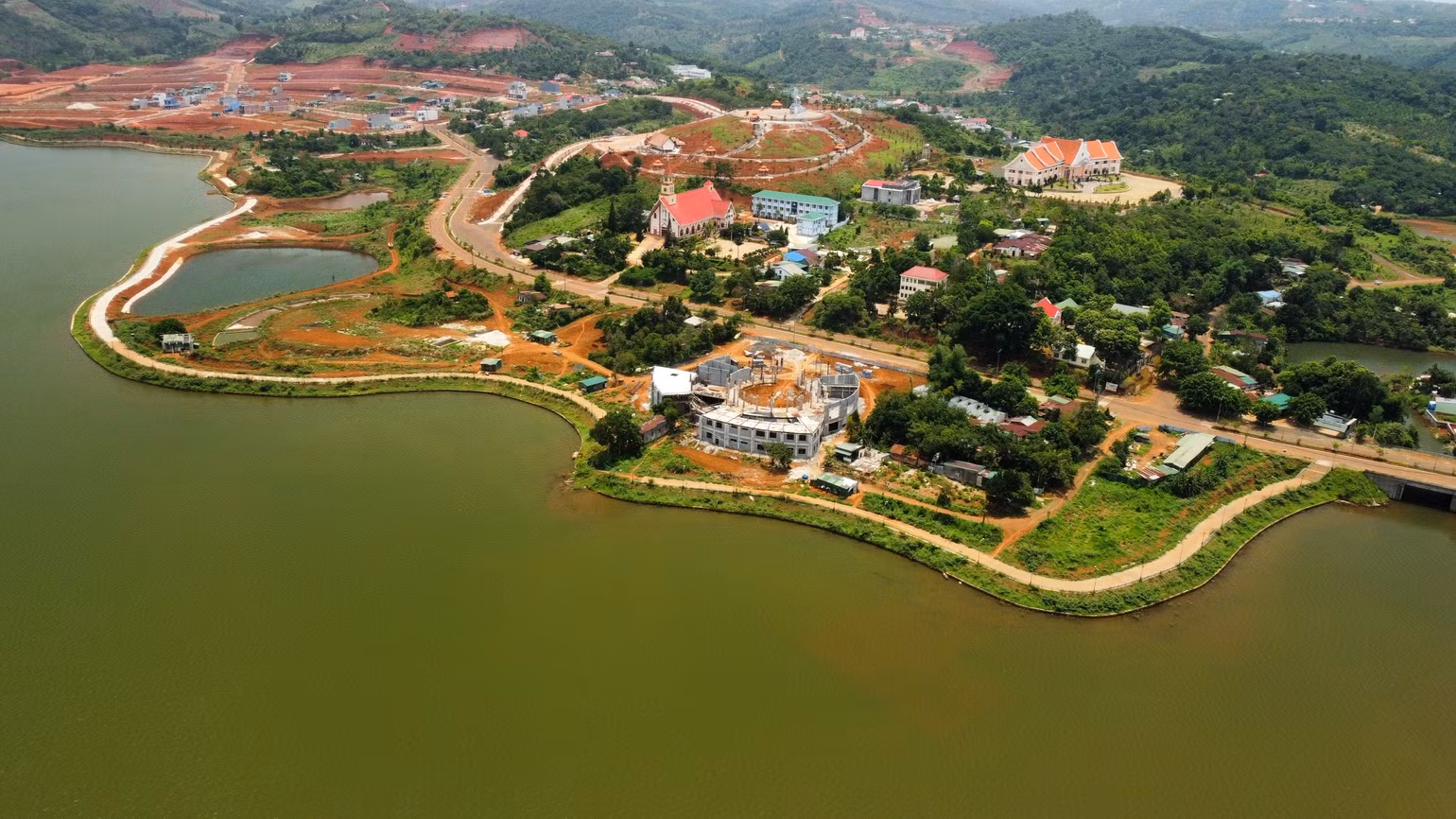 Nhiều công trình, dự án trọng điểm của tỉnh Đắk Nông đang được đồng loạt triển khai trên Khu đô thị Nghĩa Đức mở rộng. Nhiều công trình, dự án trọng điểm của tỉnh Đắk Nông đang được đồng loạt triển khai trên Khu đô thị Nghĩa Đức mở rộng.