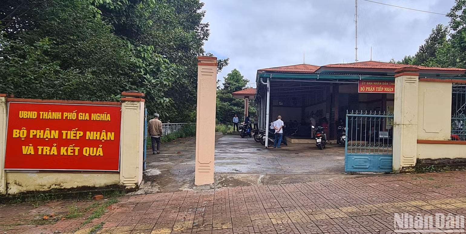 Sau khi đưa vào vận hành mô hình một cấp về giải quyết thủ tục hành chính lĩnh vực đất đai, cảnh người dân tập trung đông người, chen chúc nhau không còn diễn ra.