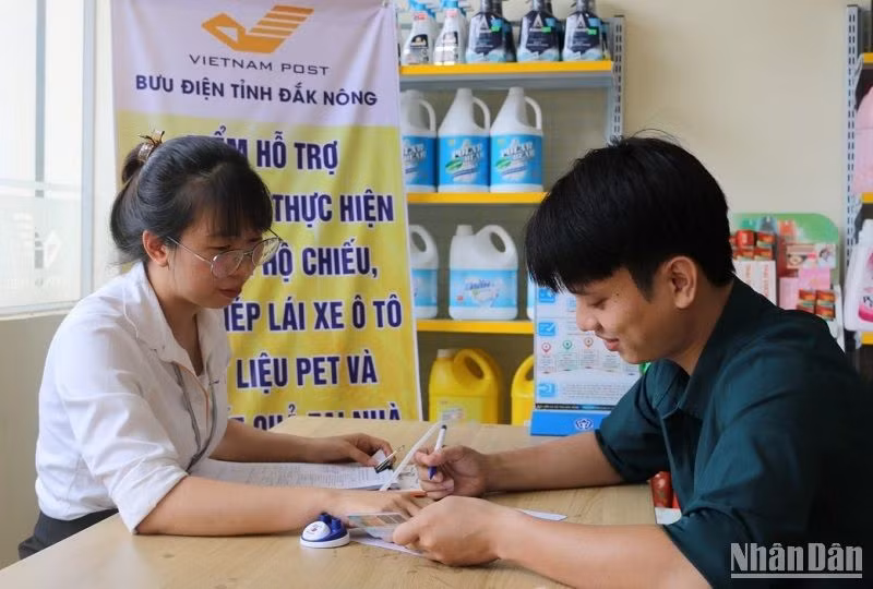 Nhân viên Bưu điện Đắk Nông hướng dẫn khách hàng kê khai các thông tin đổi giấy phép lái xe trên hệ thống trực tuyến cổng DVCQG. Nhân viên Bưu điện Đắk Nông hướng dẫn khách hàng kê khai các thông tin đổi giấy phép lái xe trên hệ thống trực tuyến cổng DVCQG.