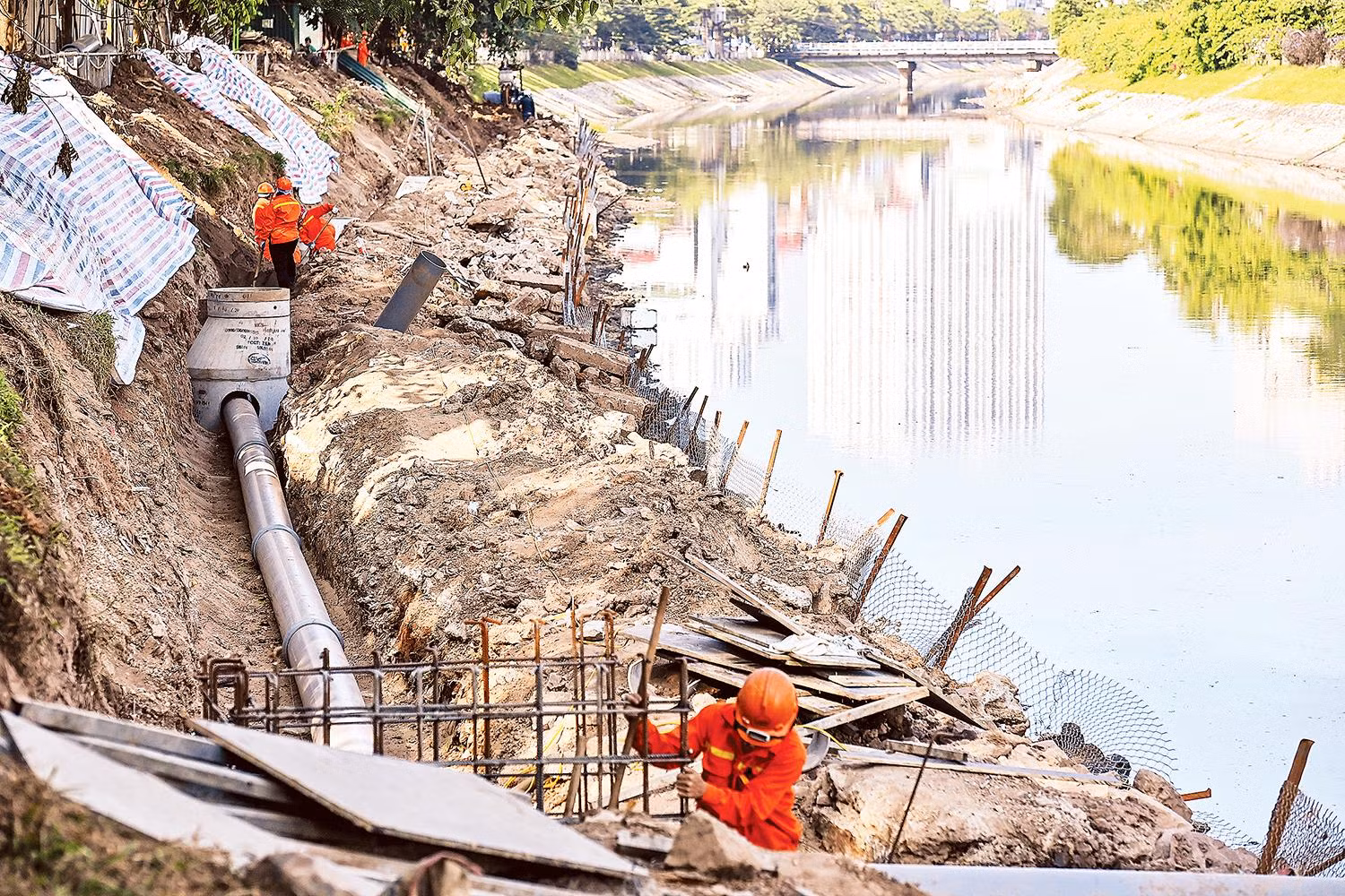 Xây dựng hệ thống cống bao quanh sông Tô Lịch và cống chính, thu gom nước thải từ các quận Cầu Giấy, Đống Đa, Thanh Xuân, Hoàng Mai. Ảnh: Giang Huy