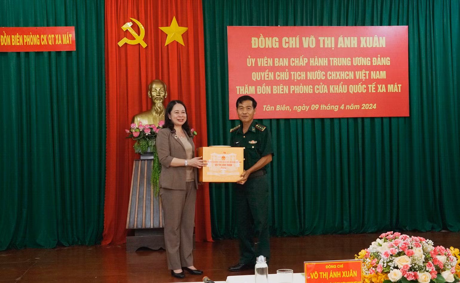 Quyền Chủ tịch nước Võ Thị Ánh Xuân thăm Đồn Biên phòng Cửa khẩu quốc tế Xa Mát. (Ảnh: Tố Tuấn) Quyền Chủ tịch nước Võ Thị Ánh Xuân thăm Đồn Biên phòng Cửa khẩu quốc tế Xa Mát. (Ảnh: Tố Tuấn)
