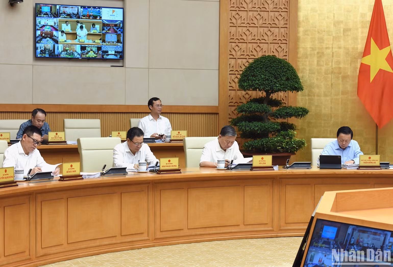 Phó Thủ tướng Chính phủ và lãnh đạo các Bộ tham dự phiên họp. Phó Thủ tướng Chính phủ và lãnh đạo các Bộ tham dự phiên họp.