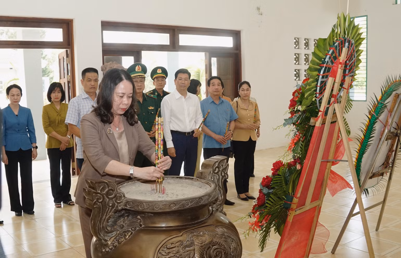 Quyền Chủ tịch nước Võ Thị Ánh Xuân dâng hương tại Nhà Tưởng niệm Khu di tích quốc gia đặc biệt Căn cứ Trung ương Cục miền nam. (Ảnh: Tố Tuấn) Quyền Chủ tịch nước Võ Thị Ánh Xuân dâng hương tại Nhà Tưởng niệm Khu di tích quốc gia đặc biệt Căn cứ Trung ương Cục miền nam. (Ảnh: Tố Tuấn)