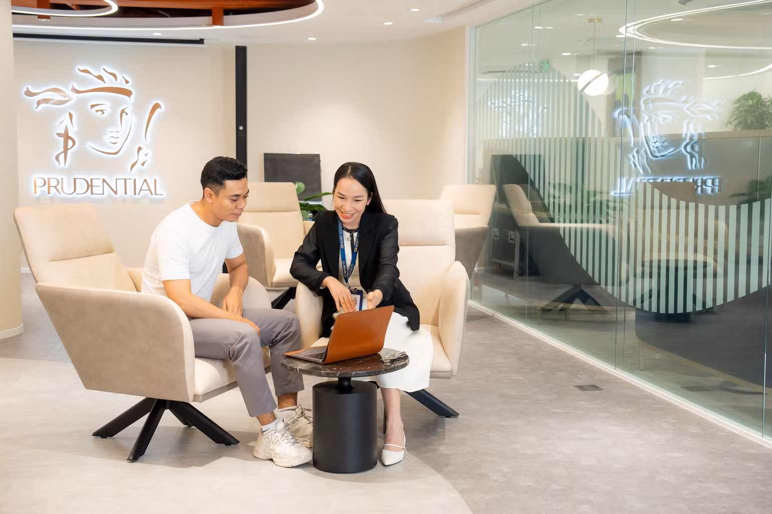 Nhân viên của Pruedential Việt Nam luôn nhiệt tình tư vấn cho khách hàng về các sản phẩm bảo hiểm