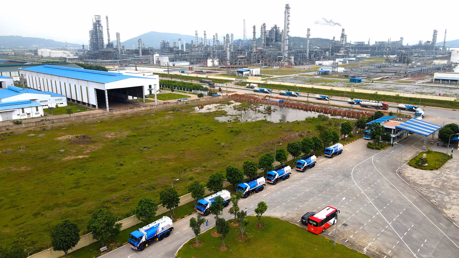 Trước những biến động của thị trường, Petrovietnam vẫn bảo đảm cung ứng các sản phẩm thiết yếu phục vụ phát triển kinh tế-xã hội. Trước những biến động của thị trường, Petrovietnam vẫn bảo đảm cung ứng các sản phẩm thiết yếu phục vụ phát triển kinh tế-xã hội.