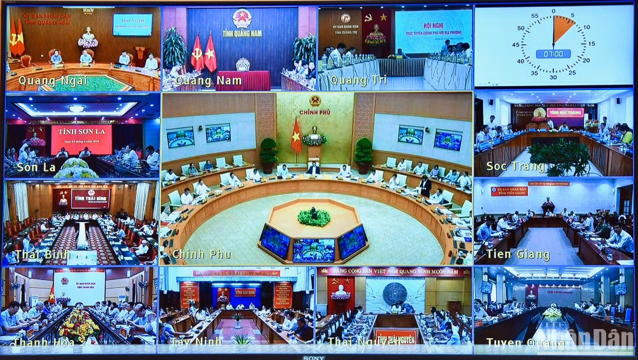 Phiên họp Chính phủ dưới hình thức trực tiếp tại Văn phòng Chính phủ và trực tuyến đến các tỉnh, thành phố. Phiên họp Chính phủ dưới hình thức trực tiếp tại Văn phòng Chính phủ và trực tuyến đến các tỉnh, thành phố.