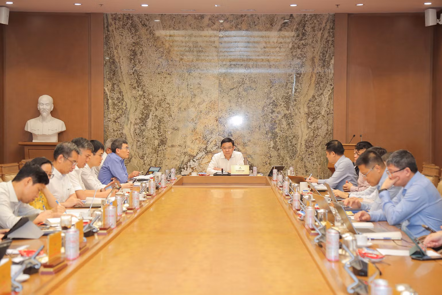 Thông qua các buổi giao ban với lãnh đạo các đơn vị thành viên, công tác “Quản trị biến động” đã được quán triệt triển khai hiệu quả, đồng bộ trong toàn Tập đoàn. Thông qua các buổi giao ban với lãnh đạo các đơn vị thành viên, công tác “Quản trị biến động” đã được quán triệt triển khai hiệu quả, đồng bộ trong toàn Tập đoàn.