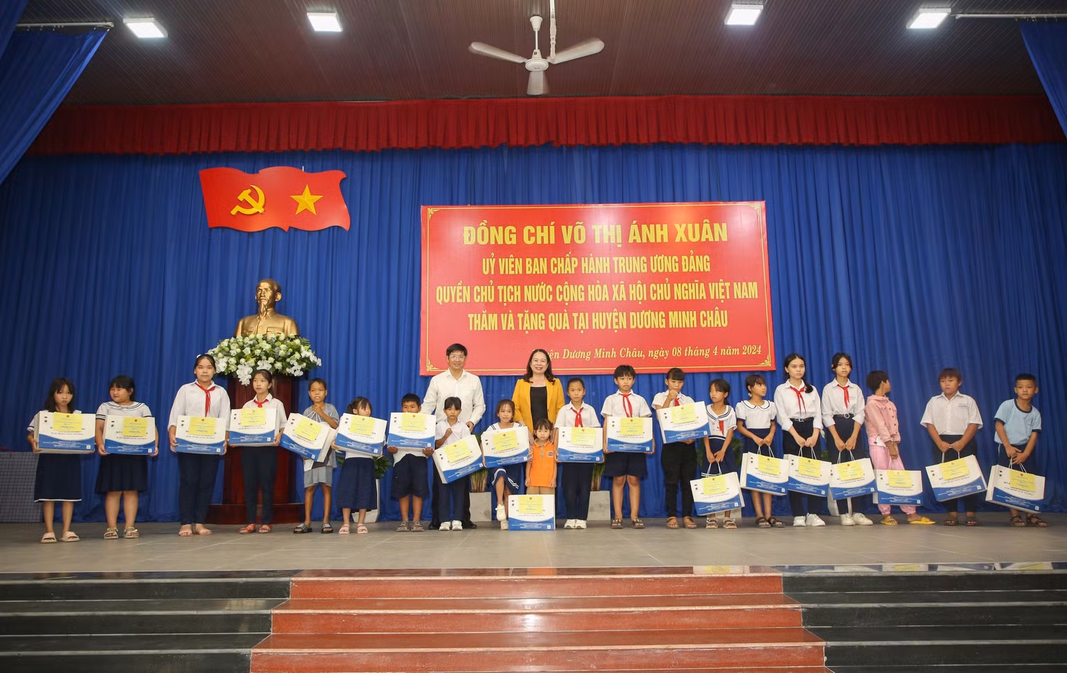 Quyền Chủ tịch nước Võ Thị Ánh Xuân và Bí thư Tỉnh ủy Tây Ninh Nguyễn Thành Tâm tặng quà cho học sinh có hoàn cảnh khó khăn trên địa bàn huyện Dương Minh Châu. (Ảnh: Giang Phương) Quyền Chủ tịch nước Võ Thị Ánh Xuân và Bí thư Tỉnh ủy Tây Ninh Nguyễn Thành Tâm tặng quà cho học sinh có hoàn cảnh khó khăn trên địa bàn huyện Dương Minh Châu. (Ảnh: Giang Phương)