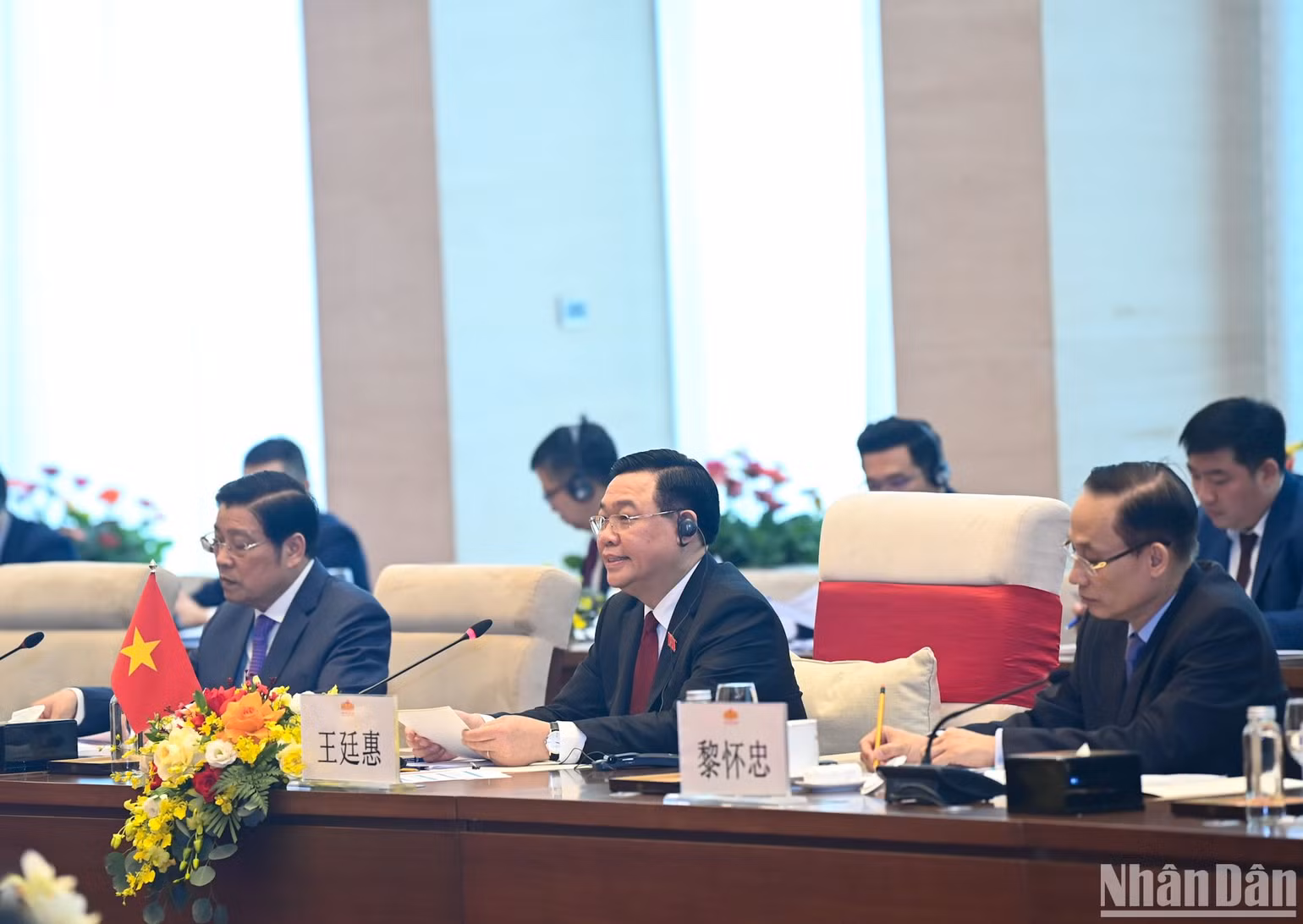 Chủ tịch Quốc hội Vương Đình Huệ phát biểu tại buổi hội kiến Tổng Bí thư, Chủ tịch Trung Quốc Tập Cận Bình, ngày 13/12/2023. (Ảnh: DUY LINH) Chủ tịch Quốc hội Vương Đình Huệ phát biểu tại buổi hội kiến Tổng Bí thư, Chủ tịch Trung Quốc Tập Cận Bình, ngày 13/12/2023. (Ảnh: DUY LINH)