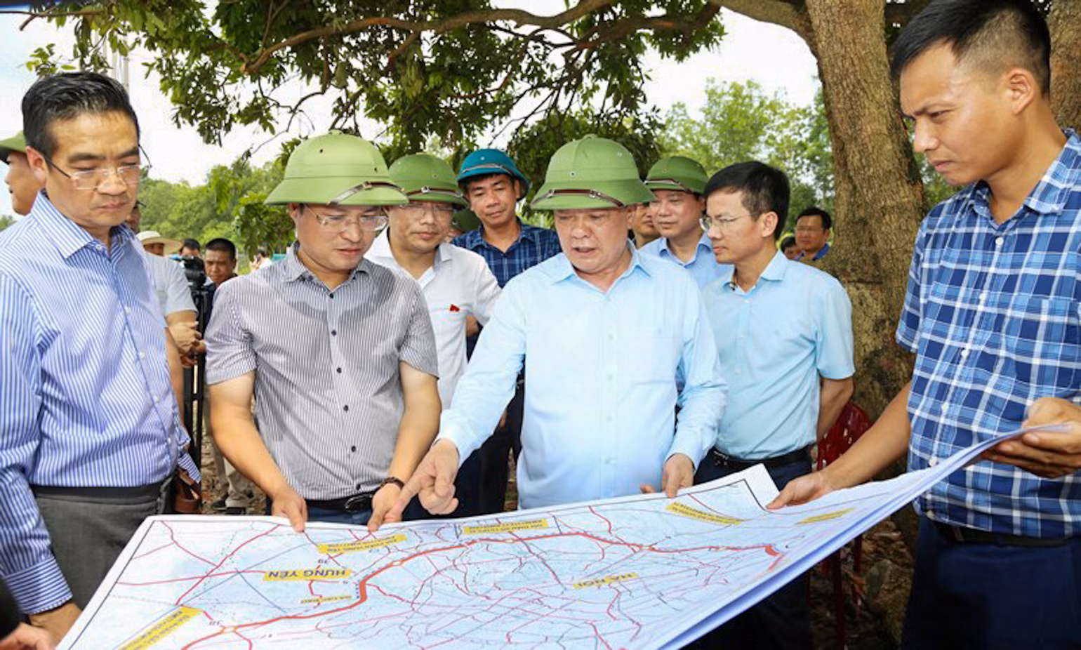 Bí thư Thành uỷ Hà Nội Đinh Tiến Dũng khảo sát Dự án đầu tư xây dựng đường Vành đai 4-Vùng Thủ đô đoạn qua địa bàn huyện Hoài Đức (Hà Nội). Ảnh: Duy Linh Bí thư Thành uỷ Hà Nội Đinh Tiến Dũng khảo sát Dự án đầu tư xây dựng đường Vành đai 4-Vùng Thủ đô đoạn qua địa bàn huyện Hoài Đức (Hà Nội). Ảnh: Duy Linh
