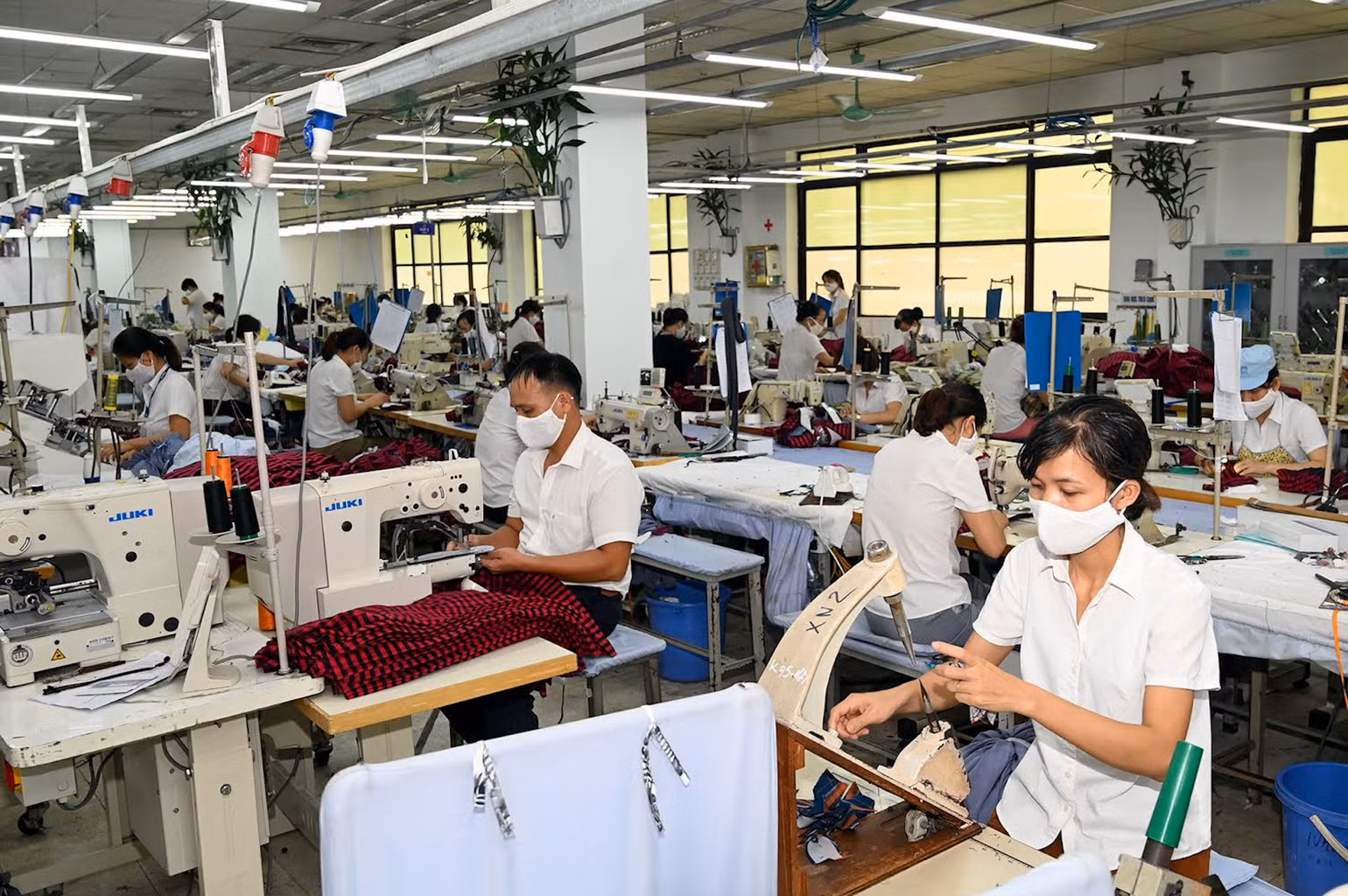 Sản xuất các mặt hàng xuất khẩu tại Tổng công ty May 10. Ảnh: Duy Linh Sản xuất các mặt hàng xuất khẩu tại Tổng công ty May 10. Ảnh: Duy Linh