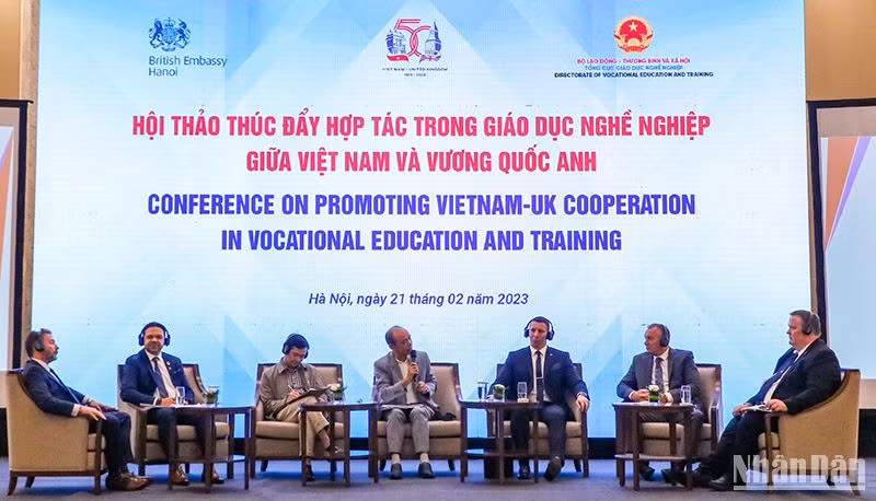 Các đại biểu trao đổi tại hội thảo. (Ảnh: Nhật Quang)