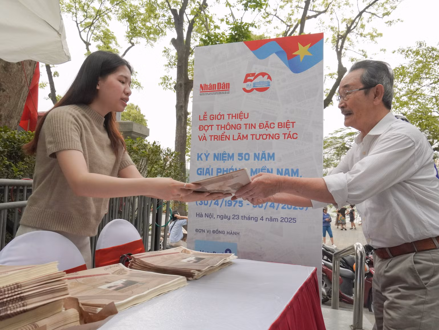 [Ảnh] Du khách xếp hàng nhận ấn phẩm thông tin đặc biệt của Báo Nhân Dân ảnh 2