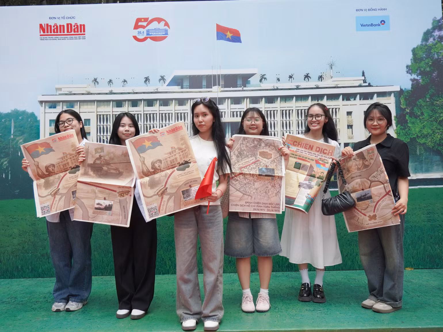 [Ảnh] Du khách xếp hàng nhận ấn phẩm thông tin đặc biệt của Báo Nhân Dân ảnh 5