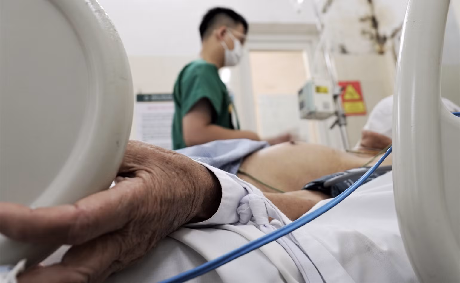 Tại bệnh viện, ghi nhận hầu hết các trường hợp sốt xuất huyết ở đối tượng thanh niên, nhưng cũng có nhiều người cao tuổi đến 93 đang nằm viện.