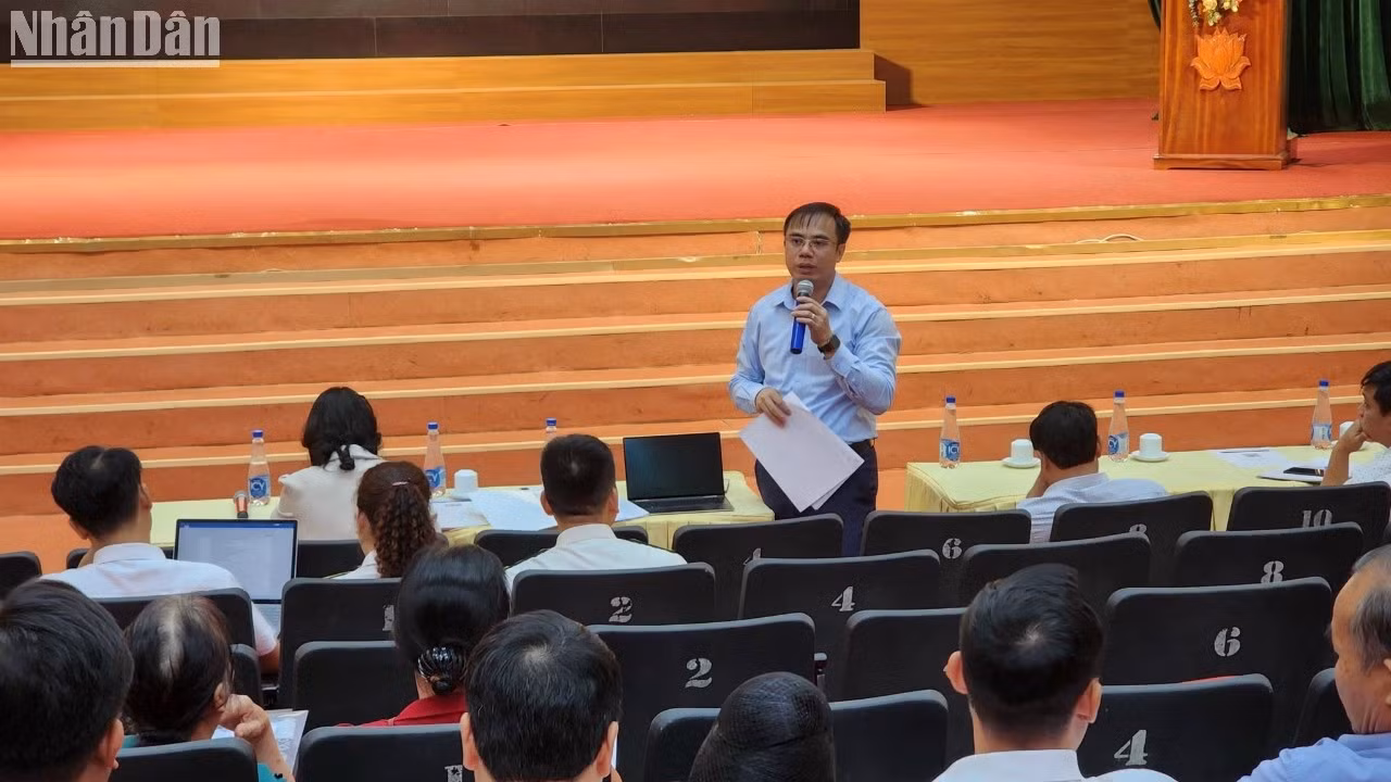 Đồng chí Nguyễn Quang Hưng, Chủ tịch Ủy ban nhân dân thành phố Điện Biên Phủ tiếp nhận, trả lời các kiến nghị của nhân dân.