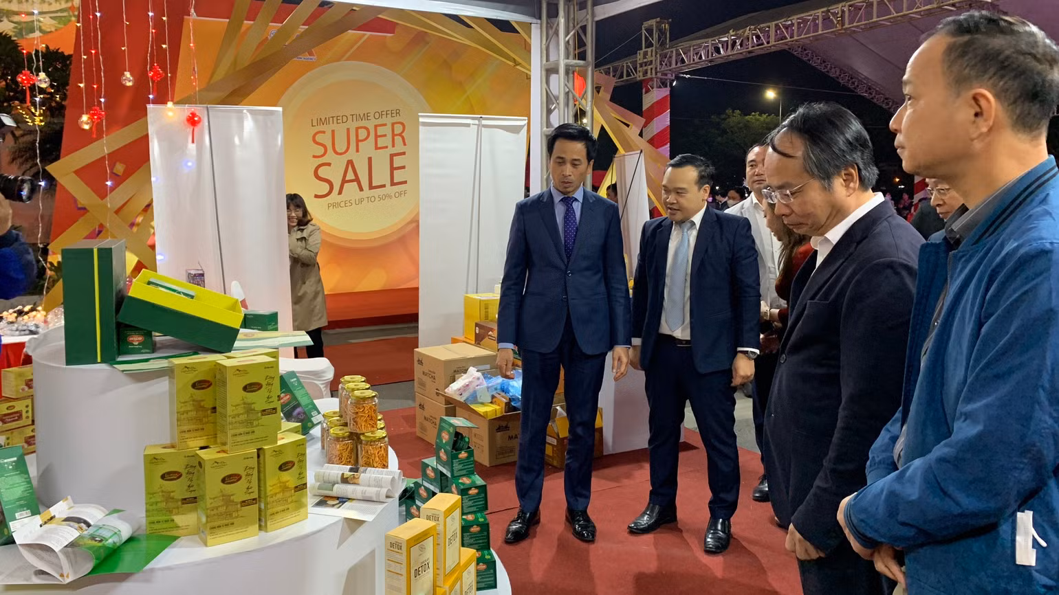 Các đại biểu tham quan các gian hàng.
