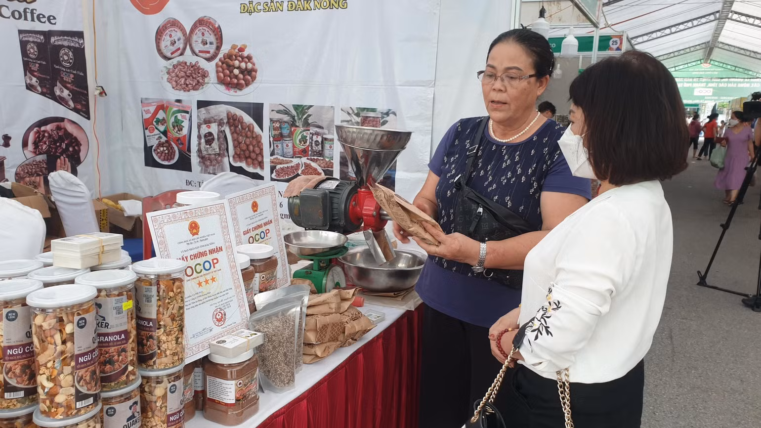 Người dân tham quan Hội chợ.