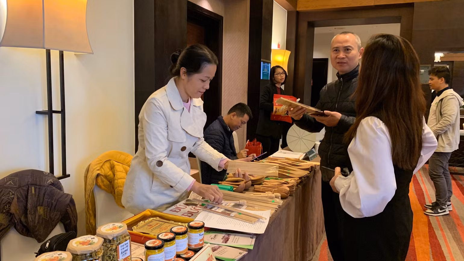 Các doanh nghiệp gặp gỡ, giao lưu chia sẻ về việc phát huy thế mạnh sản phẩm OCOP. Các doanh nghiệp gặp gỡ, giao lưu chia sẻ về việc phát huy thế mạnh sản phẩm OCOP.