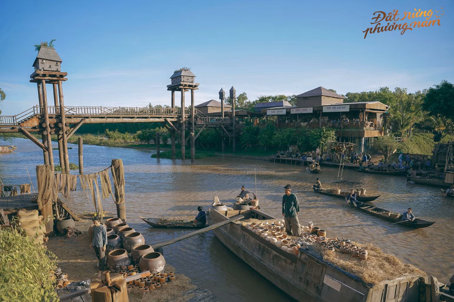 Cảnh quay Chợ nổi thập niên 1920 lột tả nét sinh hoạt nhộn nhịp, sầm uất đặc trưng Nam Bộ. Cảnh quay Chợ nổi thập niên 1920 lột tả nét sinh hoạt nhộn nhịp, sầm uất đặc trưng Nam Bộ.