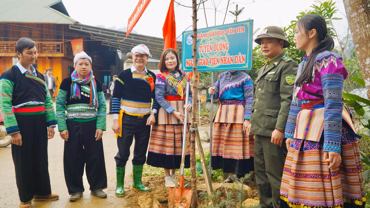 Người dân trong xã tham gia trồng cây. (Ảnh THANH SƠN).