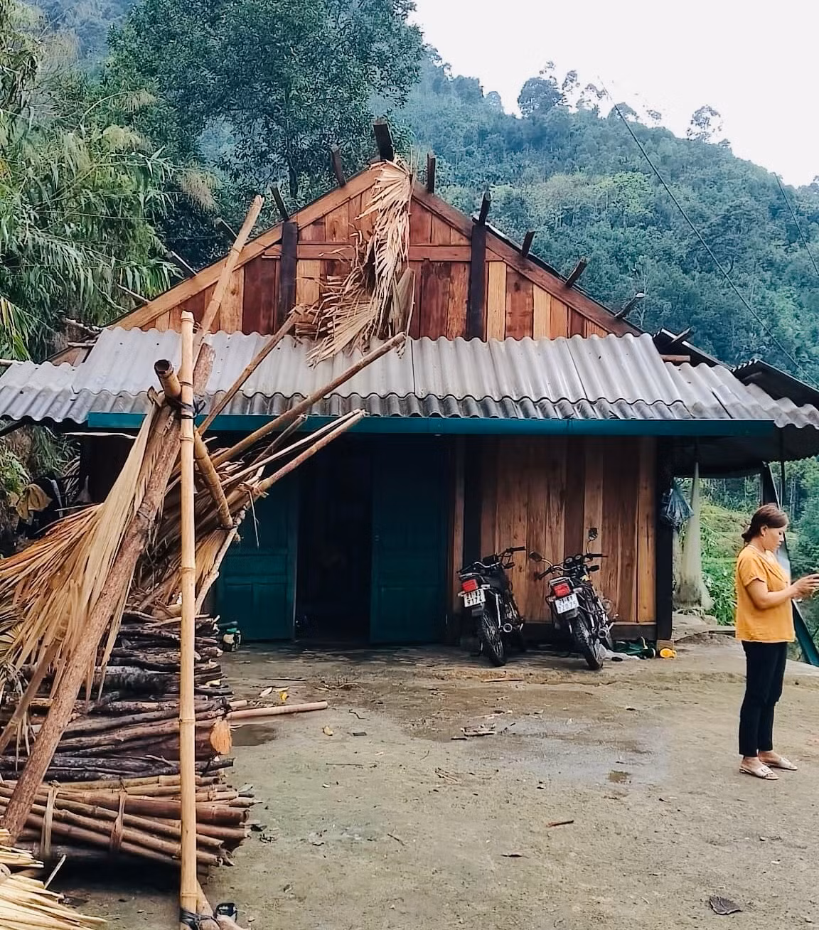 Một nhà dân tại huyện Văn Chấn bị tốc mái do thiên tai. (Ảnh: THANH SƠN)