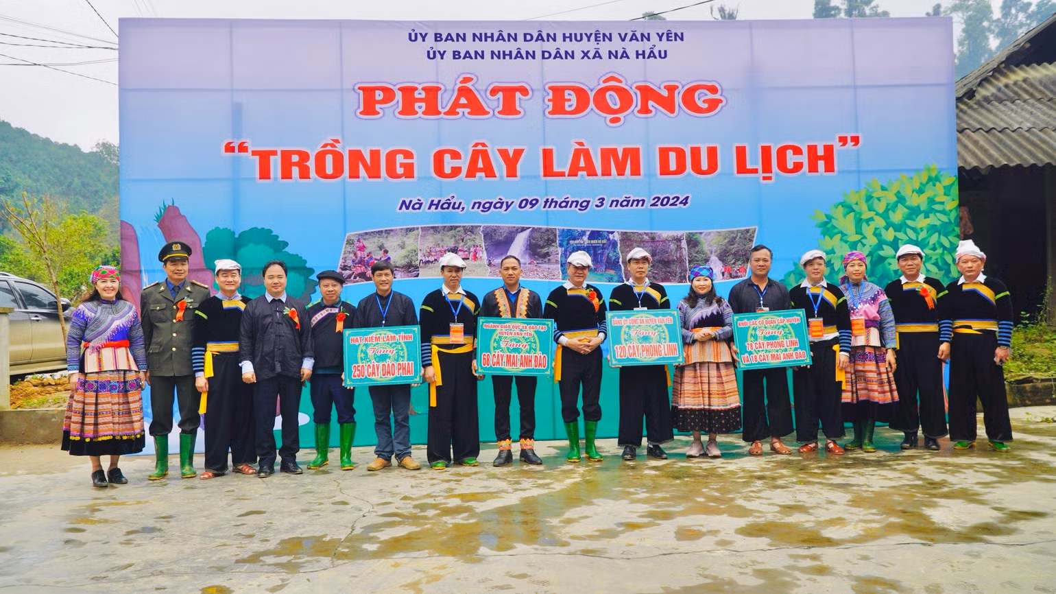 Ra quân trồng cây làm du lịch. (Ảnh THANH SƠN).