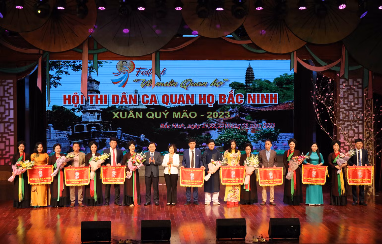 Ban Tổ chức trao cờ cho các đội thi.
