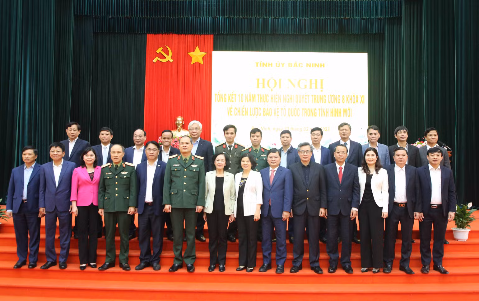 Đồng chí Trương Thị Mai chụp ảnh cùng Ban Thường vụ Tỉnh ủy Bắc Ninh. Đồng chí Trương Thị Mai chụp ảnh cùng Ban Thường vụ Tỉnh ủy Bắc Ninh.