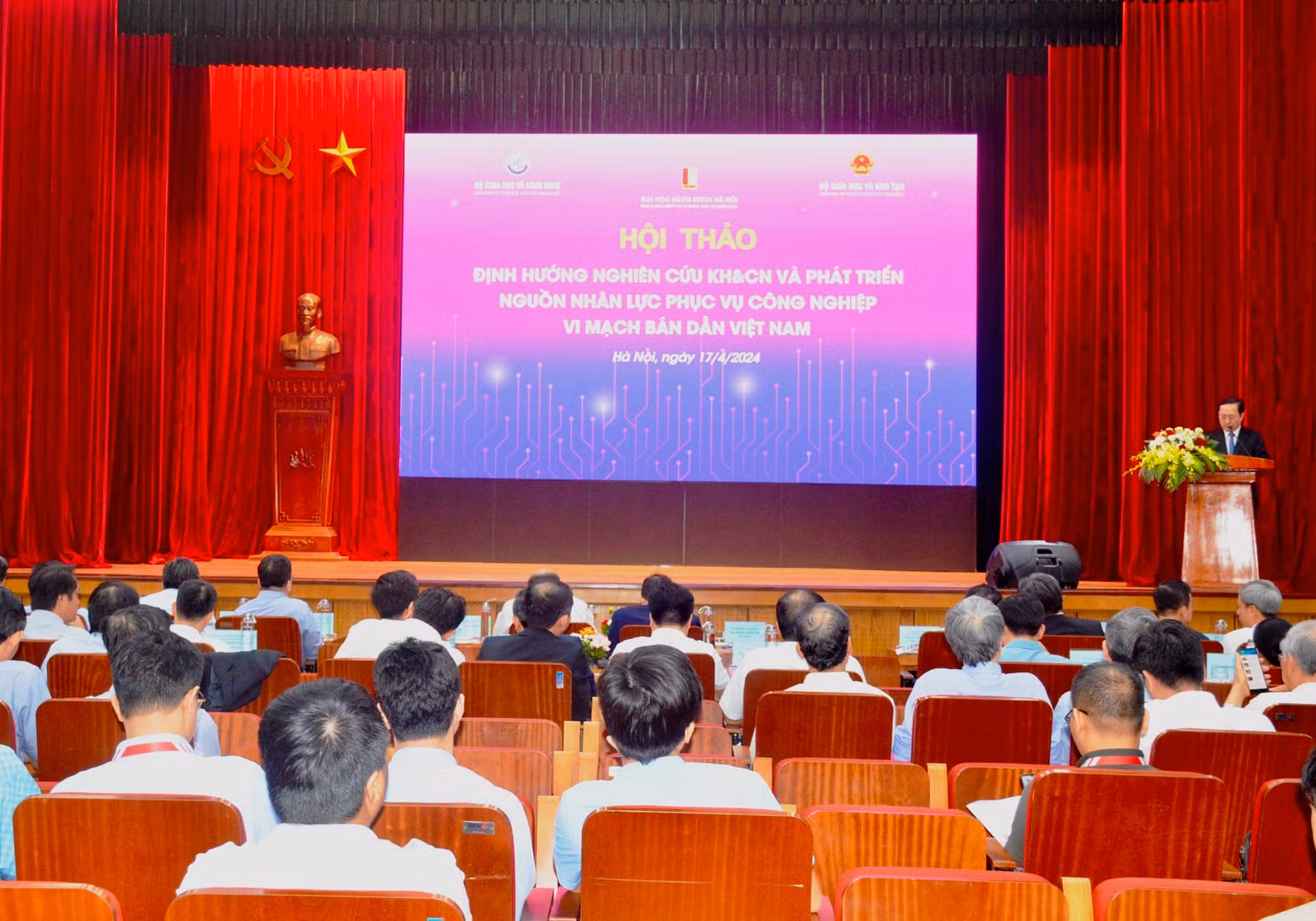 Toàn cảnh Hội thảo “Định hướng nghiên cứu Khoa học và Công nghệ và phát triển nguồn nhân lực phục vụ công nghiệp vi mạch bán dẫn Việt Nam”.