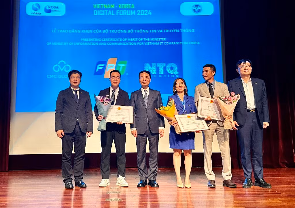 3 doanh nghiệp số Việt Nam tiên phong mở văn phòng đại diện tại Hàn Quốc được Bộ trưởng Thông tin và Truyền thông Nguyễn Mạnh Hùng trao tặng bằng khen. 3 doanh nghiệp số Việt Nam tiên phong mở văn phòng đại diện tại Hàn Quốc được Bộ trưởng Thông tin và Truyền thông Nguyễn Mạnh Hùng trao tặng bằng khen.