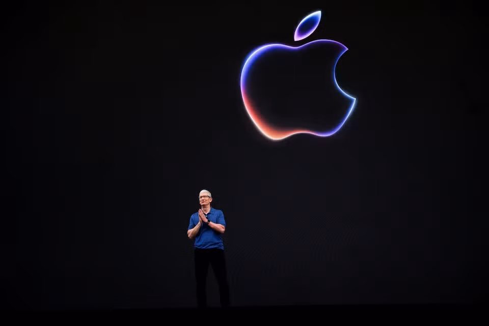 CEO Tim Cook thuyết trình tại WWDC 2024. Ảnh: Reuters. CEO Tim Cook thuyết trình tại WWDC 2024. Ảnh: Reuters.