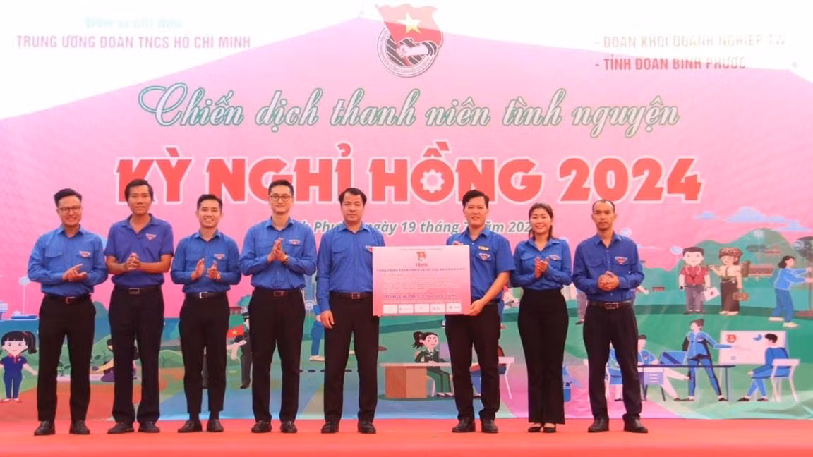Chiến dịch tình nguyện “Kỳ nghỉ hồng” trao tặng bảng biểu trưng các công trình cho tỉnh Bình Phước. Chiến dịch tình nguyện “Kỳ nghỉ hồng” trao tặng bảng biểu trưng các công trình cho tỉnh Bình Phước.