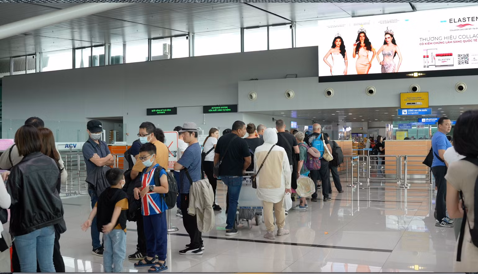 Du khách Đài Loan (Trung Quốc) làm thủ tục tại sân bay Phú Quốc. Du khách Đài Loan (Trung Quốc) làm thủ tục tại sân bay Phú Quốc.