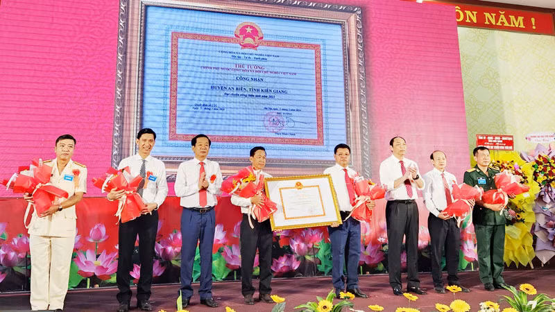 Lãnh đạo tỉnh trao Quyết định của Thủ tướng Chính phủ công nhận huyện An Biên đạt chuẩn nông thôn mới.