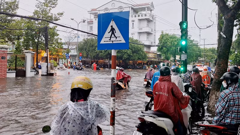 Các tuyến đường như Lạc Hồng, Nguyễn Trung Trực, Đống Đa và một phần đường Trần Phú, ở thành phố Rạch Giá bị ngập sâu. Các tuyến đường như Lạc Hồng, Nguyễn Trung Trực, Đống Đa và một phần đường Trần Phú, ở thành phố Rạch Giá bị ngập sâu.