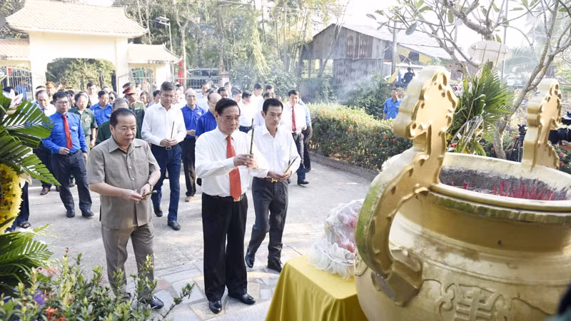 Đại tướng Lê Hồng Anh và đoàn đại biểu dâng hương tại Bia tưởng niệm thanh niên xung phong hy sinh trên tuyến đường 1C tại xã Vĩnh Điều, huyện Giang Thành.