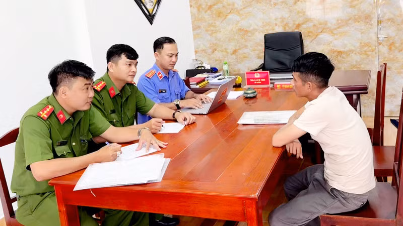 Cơ quan chức năng làm việc với bị can Hoàng Minh Tuấn.