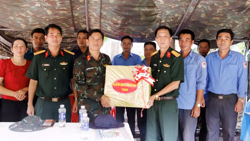 Lãnh đạo Bộ Chỉ huy quân sự tỉnh Kiên Giang có mặt tại hiện trường tặng quà khích lệ tinh thần đội tìm kiếm.