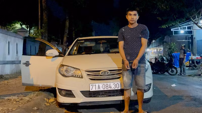 Đối tượng Lê Chí Nam và ô-tô vận chuyển ma túy.