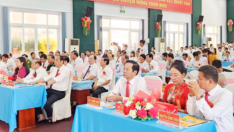 Đại biểu tham dự buổi lễ.