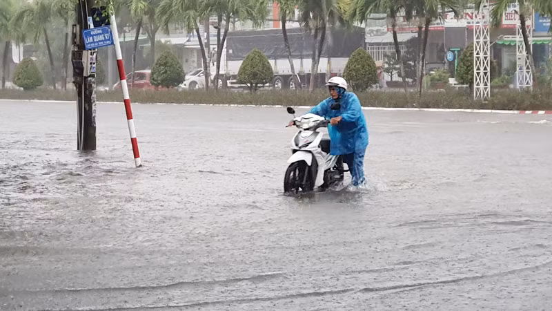 Xe gắn máy bị ngập nước chết máy phải dẫn bộ. Xe gắn máy bị ngập nước chết máy phải dẫn bộ.