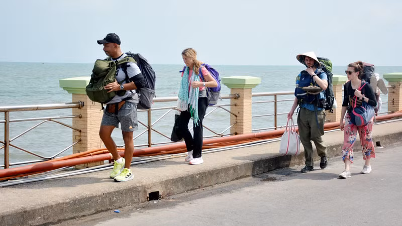 Khách quốc tế đến thành phố Phú Quốc.