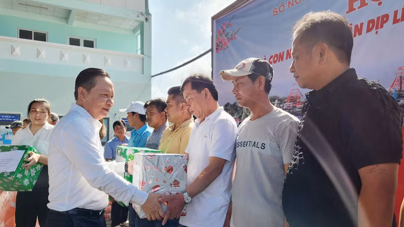 Lãnh đạo Sở Nông nghiệp và Phát triển nông thôn tỉnh Kiên Giang tặng quà, vận động ngư dân khai thác hải sản đúng quy định, góp phần gỡ thẻ vàng EC.