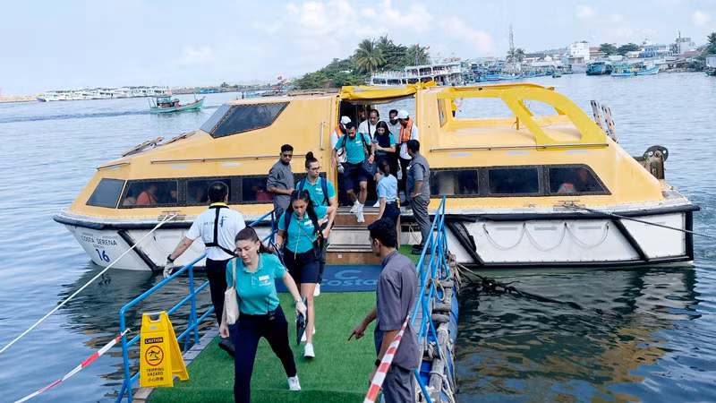 Tàu nhỏ lần lượt đưa du khách lên đảo Phú Quốc. Tàu nhỏ lần lượt đưa du khách lên đảo Phú Quốc.