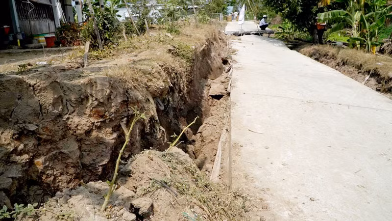 Nhiều đoạn lộ bê-tông trên địa bàn huyện U Minh Thượng bị sụt lún. Nhiều đoạn lộ bê-tông trên địa bàn huyện U Minh Thượng bị sụt lún.
