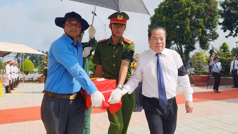 Lãnh đạo tỉnh Kiên Giang thực hiện nghi thức tiễn đưa, an táng hài cốt liệt sĩ.