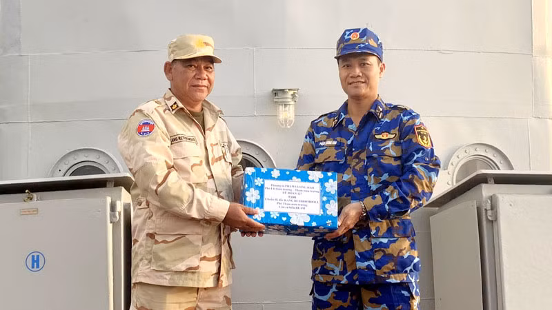 Chỉ huy tàu Hải quân Việt Nam tặng quà chỉ huy tàu Hải quân Hoàng gia Campuchia. Chỉ huy tàu Hải quân Việt Nam tặng quà chỉ huy tàu Hải quân Hoàng gia Campuchia.